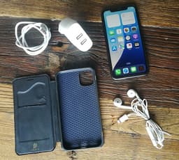 Apple iPhone 11 (svart, 64GB) + magnetiskt fodral + hörlurar + laddare