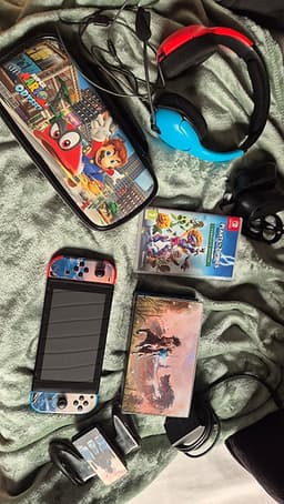 Nintendo Switch spelkonsol, hörlurar och fodral