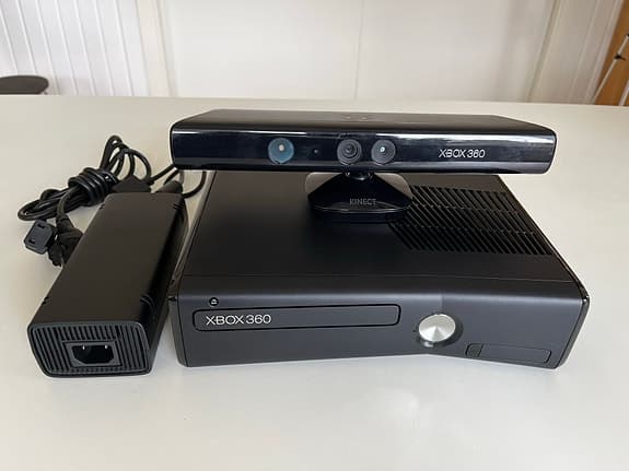 Microsoft Xbox 360 spelkonsol med Kinect-sensor och spel