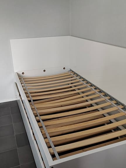 IKEA utdragbar säng vit med ribbotten