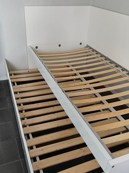 IKEA utdragbar säng vit med ribbotten