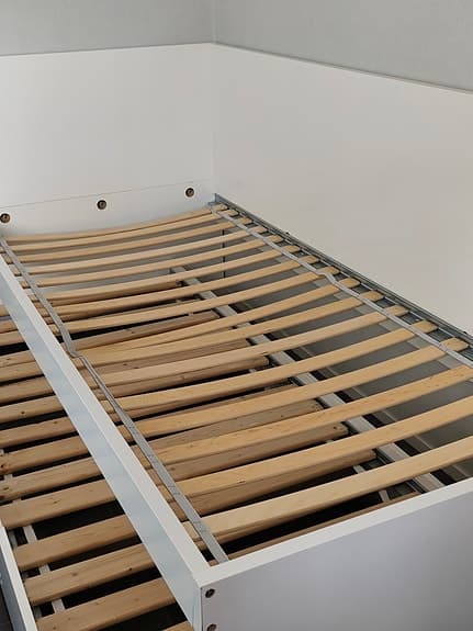 IKEA utdragbar säng vit med ribbotten
