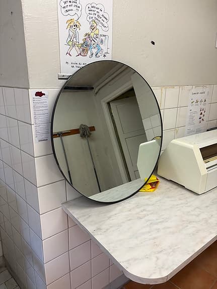 Rund spegel med svart ram