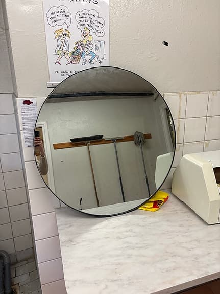 Rund spegel med svart ram