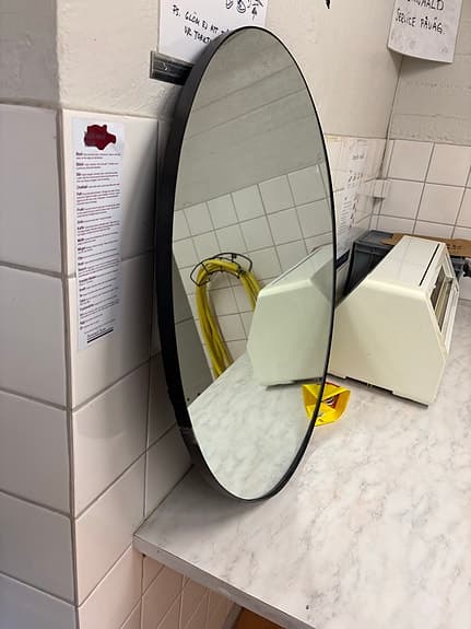 Rund spegel med svart ram