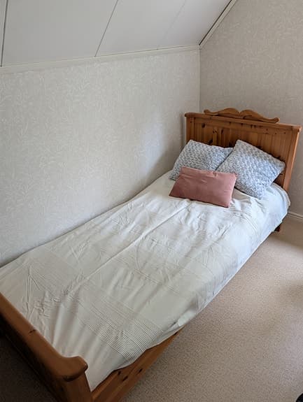 Säng 90x200 med träram & memory foam-madrass