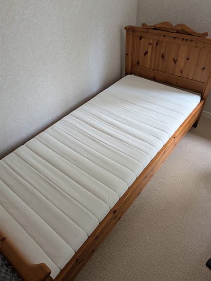 Säng 90x200 med träram & memory foam-madrass