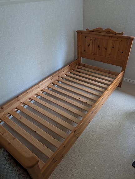 Säng 90x200 med träram & memory foam-madrass