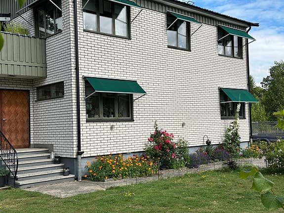 Fönstermarkiser samt rullgardiner