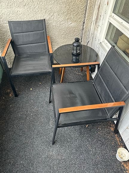 Cafeset två stolar, två-sits sofa med gråa dynor och runt bord svart