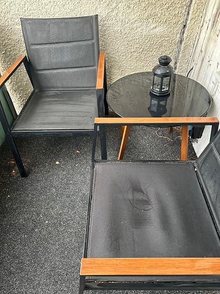 Cafeset två stolar, två-sits sofa med gråa dynor och runt bord svart