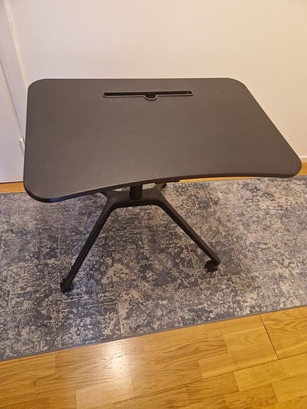 Höj- och sänkbart laptopbord svart