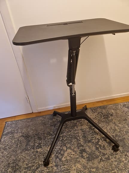 Höj- och sänkbart laptopbord svart