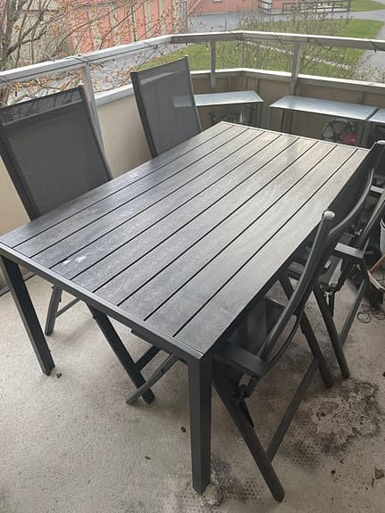 Trädgårdsmöbler 4 stolar med ljusgråa dynor+ bord