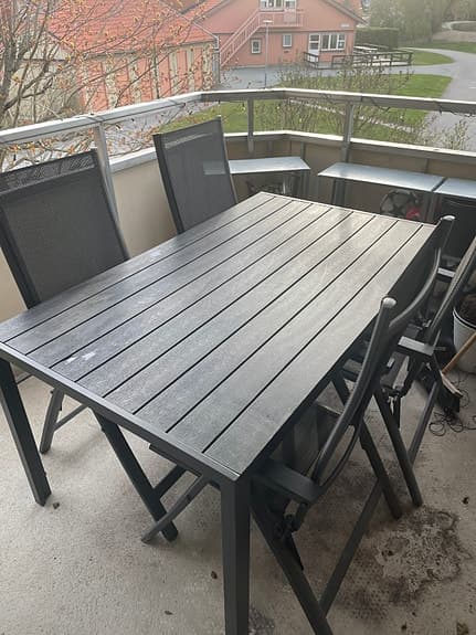 Trädgårdsmöbler 4 stolar med ljusgråa dynor+ bord