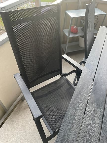 Trädgårdsmöbler 4 stolar med ljusgråa dynor+ bord