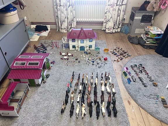 Schleich hästgård lekset med stall, hus och hästfigurer