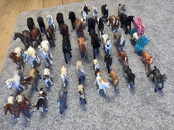 Schleich hästgård lekset med stall, hus och hästfigurer
