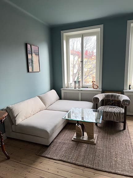 Beige modulsoffa i toppskick