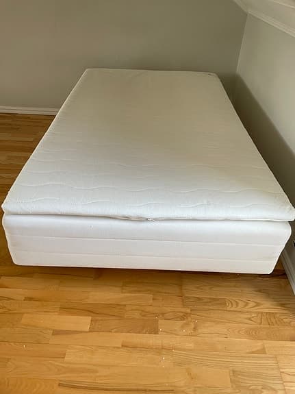 IKEA säng med bäddmadrass och ben