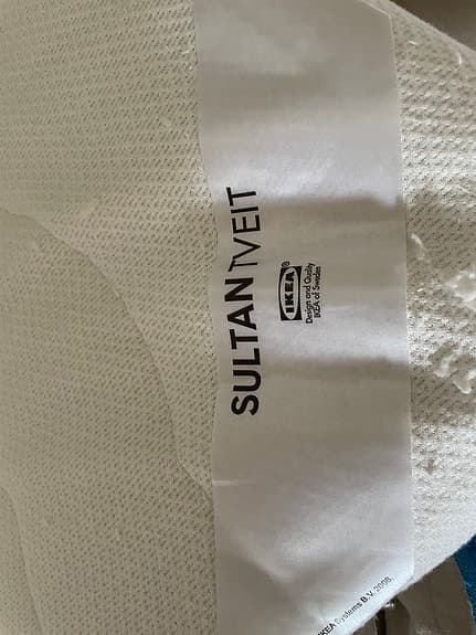 IKEA säng med bäddmadrass och ben