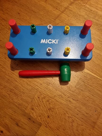 Micki bultbräda med hammare