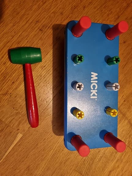 Micki bultbräda med hammare