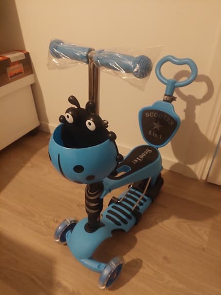 blå 5-i-1-sparkcykel med nyckelpiga för barn, sadel och körhandtag