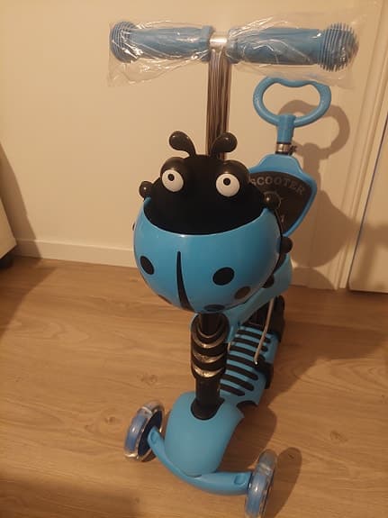 blå 5-i-1-sparkcykel med nyckelpiga för barn, sadel och körhandtag