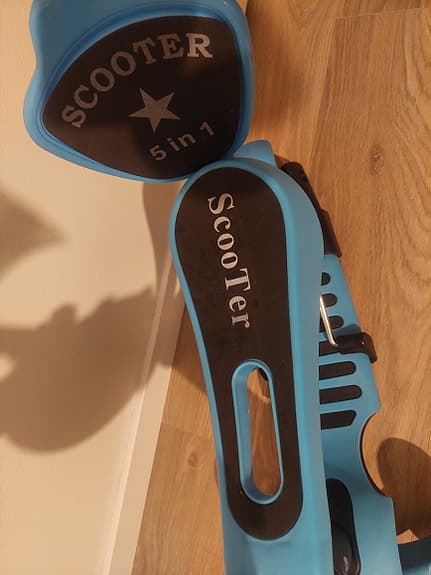 blå 5-i-1-sparkcykel med nyckelpiga för barn, sadel och körhandtag