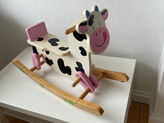 Gunghäst ko trä vit svart rosa