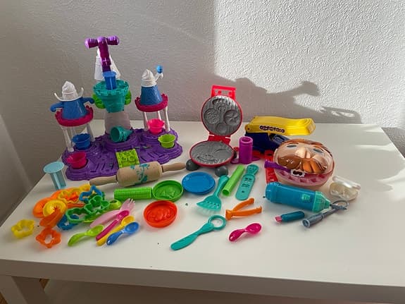 Flera Play-Doh lekset med mycket tillbehör