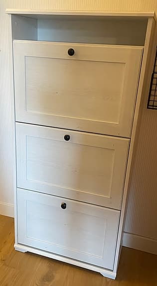 Melerad vitt skoskåp med hylla, IKEA Brusali: