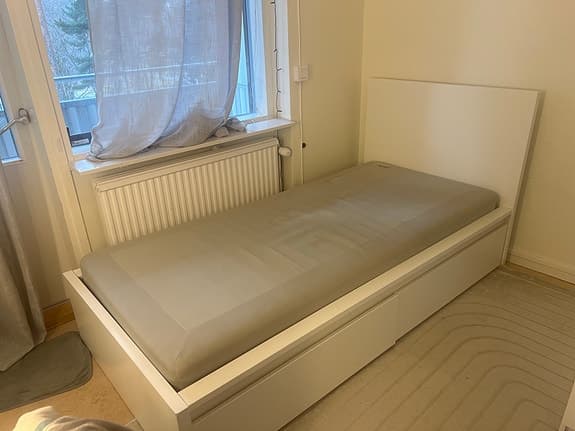 2 ST IKEA säng med förvaring vit
