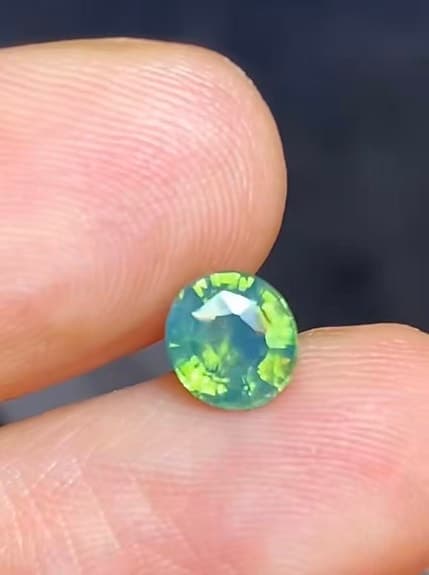 One untreated "Teal Color" sapphire with 1.01 ct.