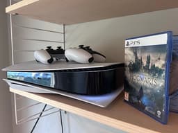 Playstation 5 disc edition + 2 handkontroller + Hogwarts Legacy