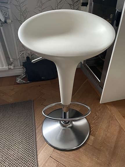 2 Barstolar vit med kromad fot och fotstöd