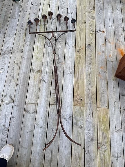 Golvljusstake smide, härligt rostig för 7 ljus kanske solceller kan vara fint i