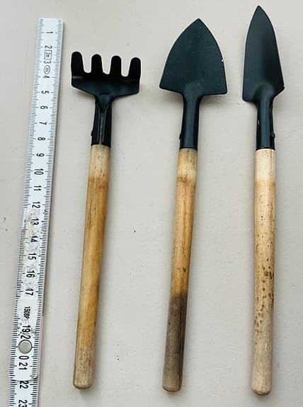 Trädgårdsredskap set liten kratta och två spadar trähandtag