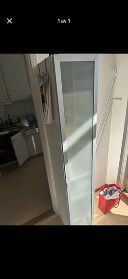 Fint skåp med glasdörr