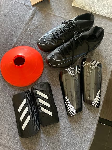 Fotbollsskor med benskydd och träningskona svart