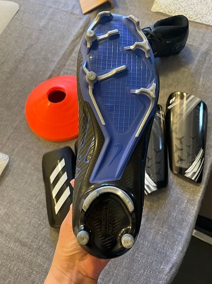 Fotbollsskor med benskydd och träningskona svart