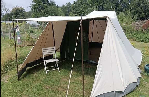 Tält med förtält och hopfällbart campingbord