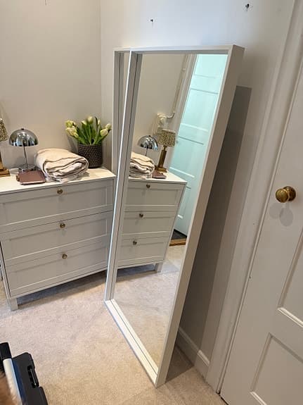 Vit helkroppsspegel från ikea