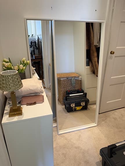 Vit helkroppsspegel från ikea