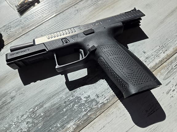 CZ P-10 F + IPSC utrustning