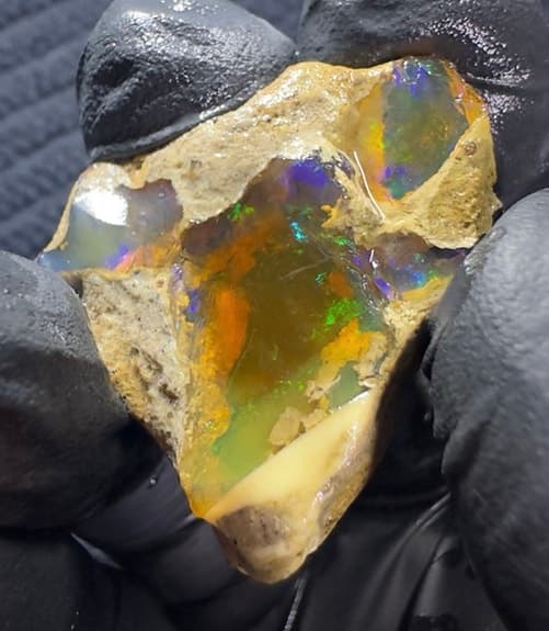 Naturlig etiopisk kristall: opal med starkt färgspel
