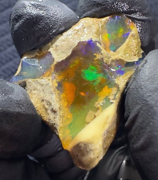Naturlig etiopisk kristall: opal med starkt färgspel