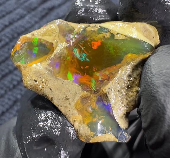 Naturlig etiopisk kristall: opal med starkt färgspel