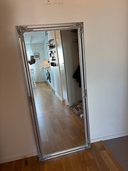 Stor golvspegel i antik/barock stil – dekorativ ram